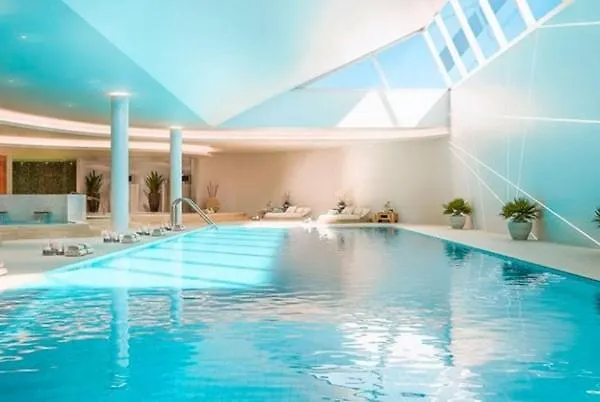 Modern With Private Garden 아파트 *