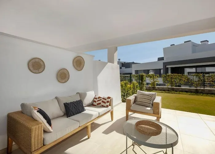 Modern With Private Garden 아파트 에스테포나