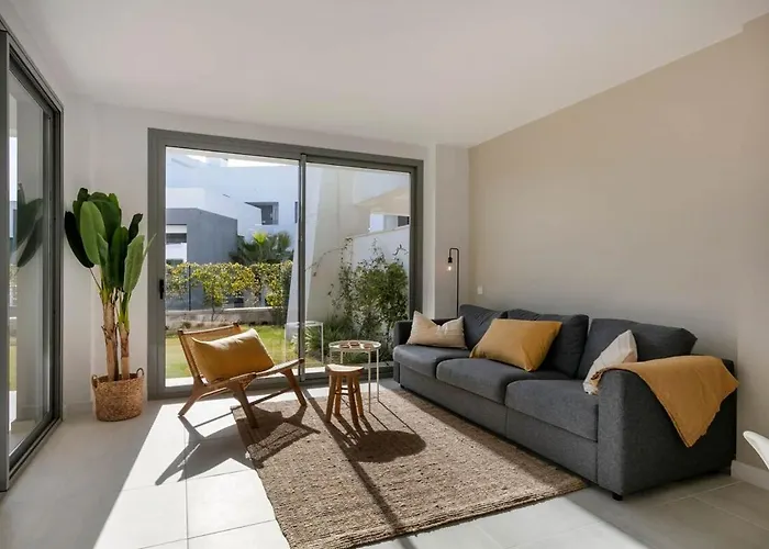 Modern With Private Garden 에스테포나