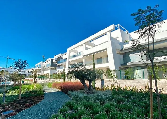 Modern With Private Garden 아파트 에스테포나