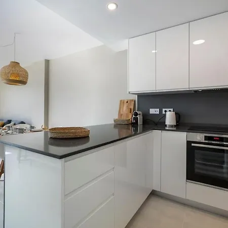 Modern With Private Garden Апартаменты *