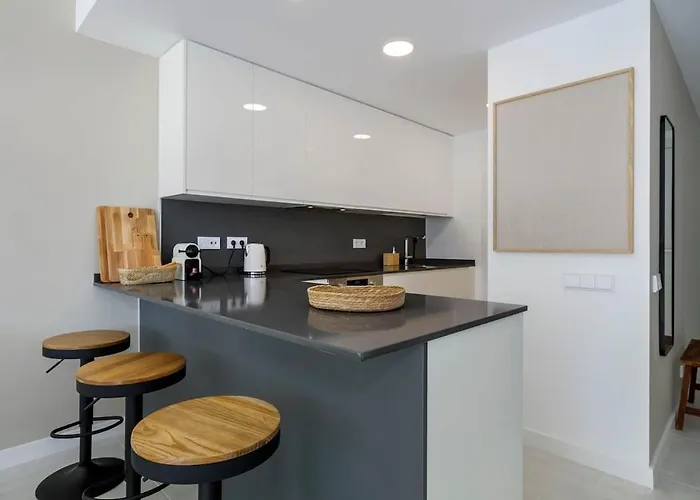 Modern With Private Garden Apartment *