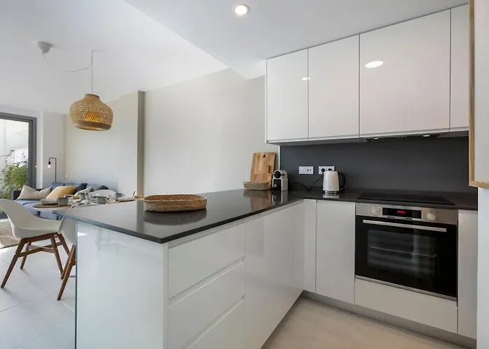 Modern With Private Garden Apartment *